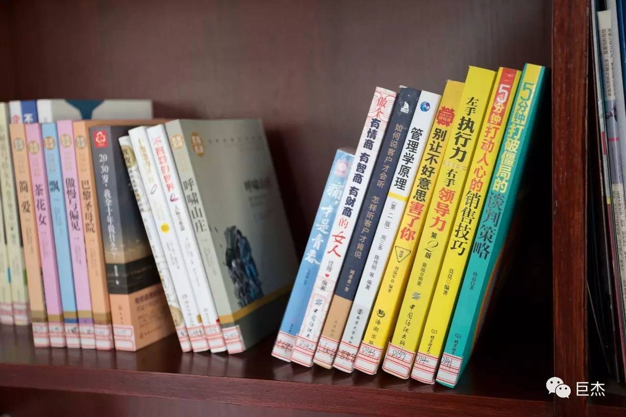 书香浓浓传真情——巨杰机电图书室正式成立